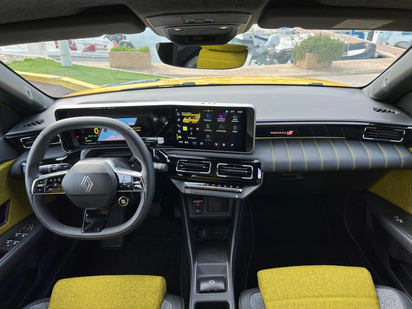 Renault 5 ma teraz lepsze wyposażenie w zakresie ADAS Wnętrze Renault 5 w topowej wersji wyposażenia