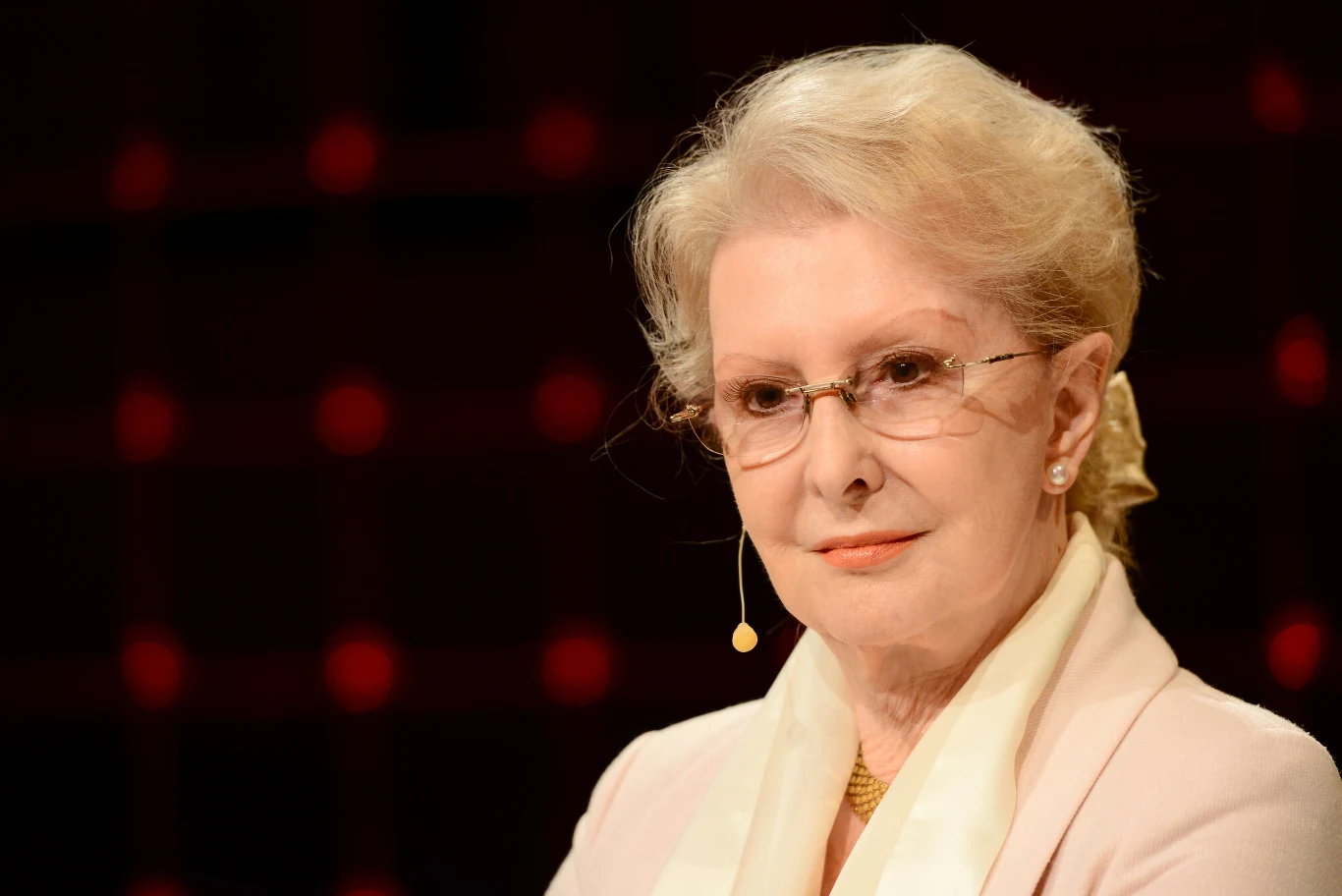 Jadwiga Barańska (1935-2024), zmarła 25 października - aktorka teatralna, filmowa, telewizyjna i scenarzystka. Stworzyła niezapomnianą kreację w filmie "Noce i dnie". Za rolę Barbary Niechcic otrzymała Srebrnego Niedźwiedzia dla najlepszej aktorki na festiwalu w Berlinie. Barańska została też uhonorowana Medalem Zasługi oraz orderem "Zasłużony Kulturze Gloria Artis" Jadwiga Barańska (1935-2024), zmarła 25 października - aktorka teatralna, filmowa, telewizyjna i scenarzystka. Stworzyła niezapomnianą kreację w filmie "Noce i dnie". Za rolę Barbary Niechcic otrzymała Srebrnego Niedźwiedzia dla najlepszej aktorki na festiwalu w Berlinie. Barańska została też uhonorowana Medalem Zasługi oraz orderem "Zasłużony Kulturze Gloria Artis"