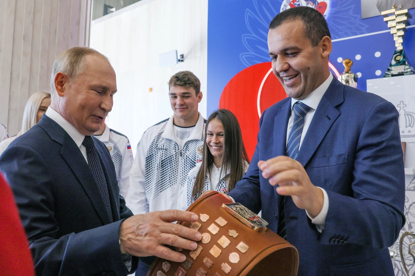 Prezydent Rosji Władimir Putin i szef Międzynarodowej Federacji Boksu Umar Kremlow zwiedzają nowo otwarte Międzynarodowe Centrum Boksu w kompleksie sportowym Łużniki w Moskwie - zdjęcie z 10 września 2022 roku