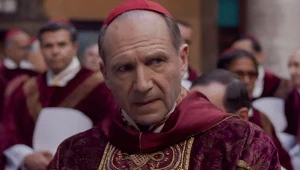 Ralph Fiennes w scenie z filmu "Konklawe"