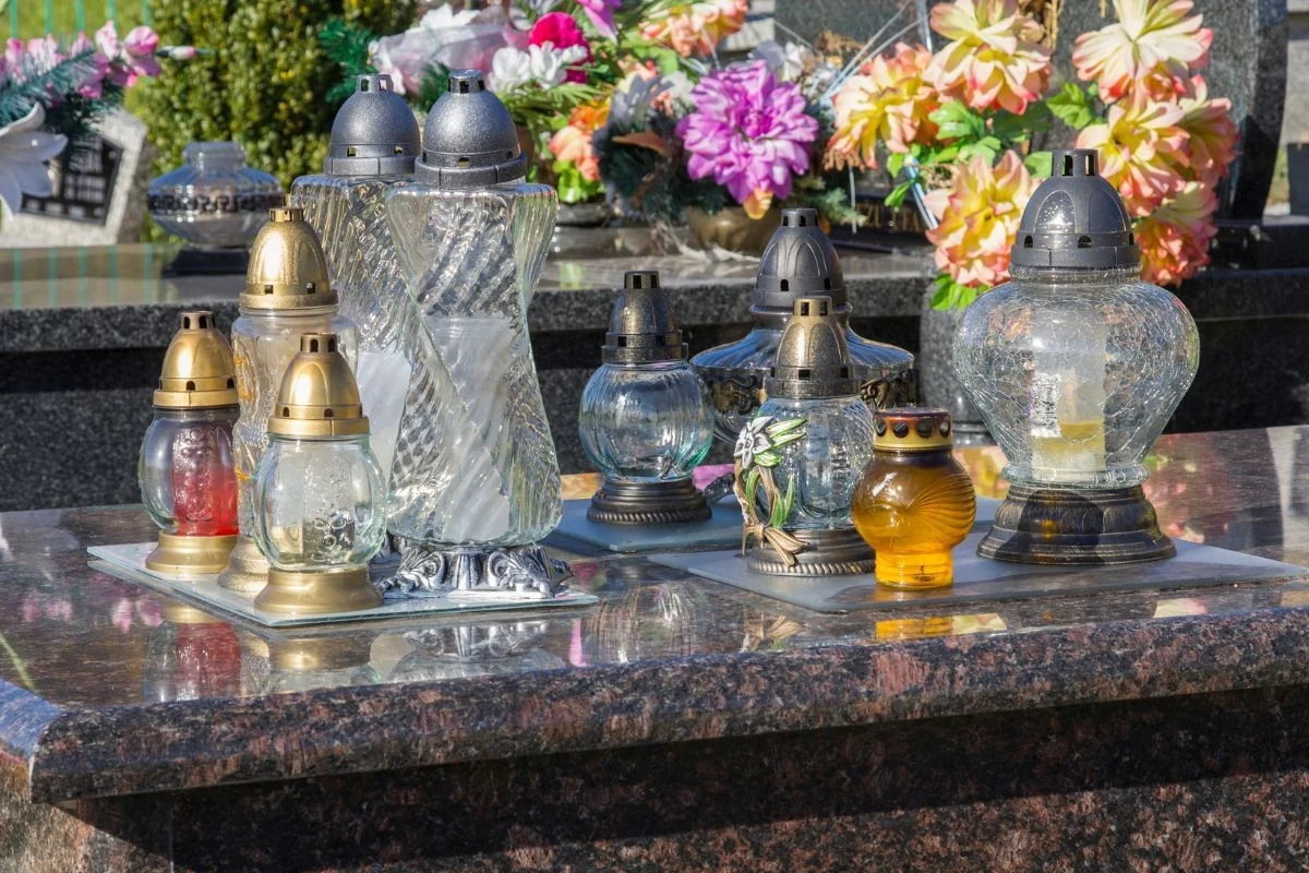 Wkrótce zastąpią tradycyjne znicze? Mogą świecić nawet przez 2-3 lata Wkrótce zastąpią tradycyjne znicze? Mogą świecić nawet przez 2-3 lata