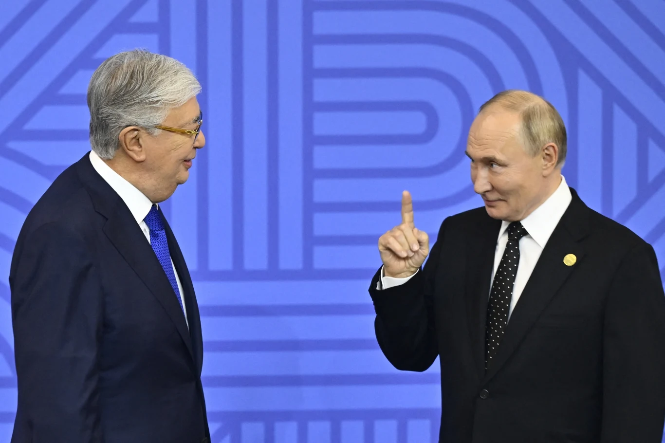 Prezydent Kazachstanu Kasym-Żomart Tojakew i przywódca Rosji Władimir Putin podczas szczytu BRICS w Kazaniu