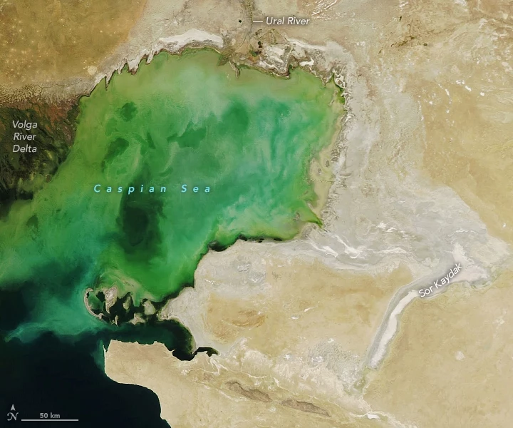 Morze Kaspijskie przy delcie Wołgi. Zdjęcie satelitarne zrobione 19 września 2022 r.