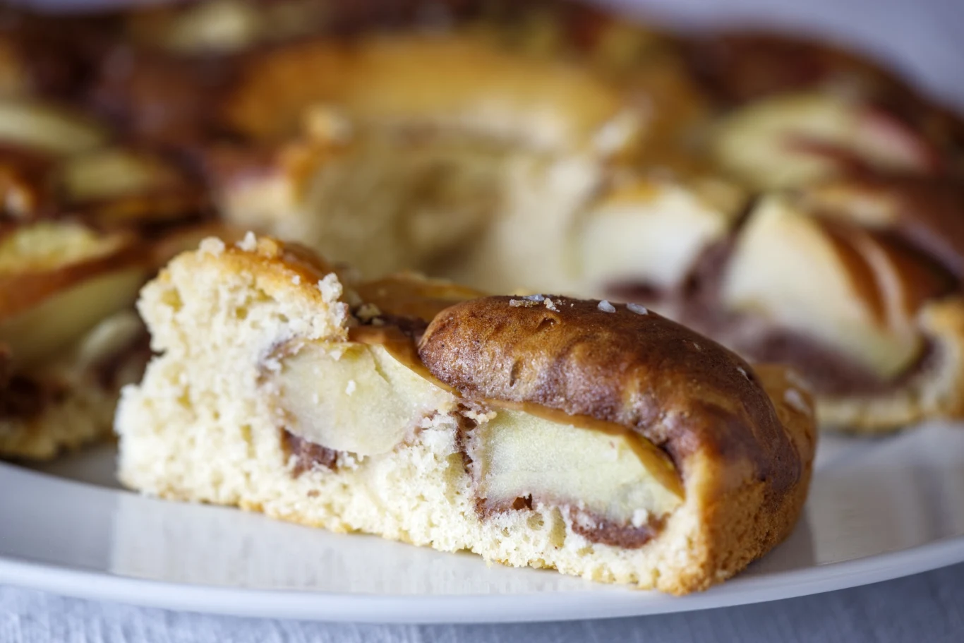 Proste drożdżowe ciasto z jabłkami idealne na jesień Proste drożdżowe ciasto z jabłkami idealne na jesień