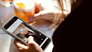 Kobiety ostrzegają się przed oszustami z aplikacji