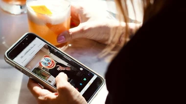Kobiety ostrzegają się przed oszustami z aplikacji