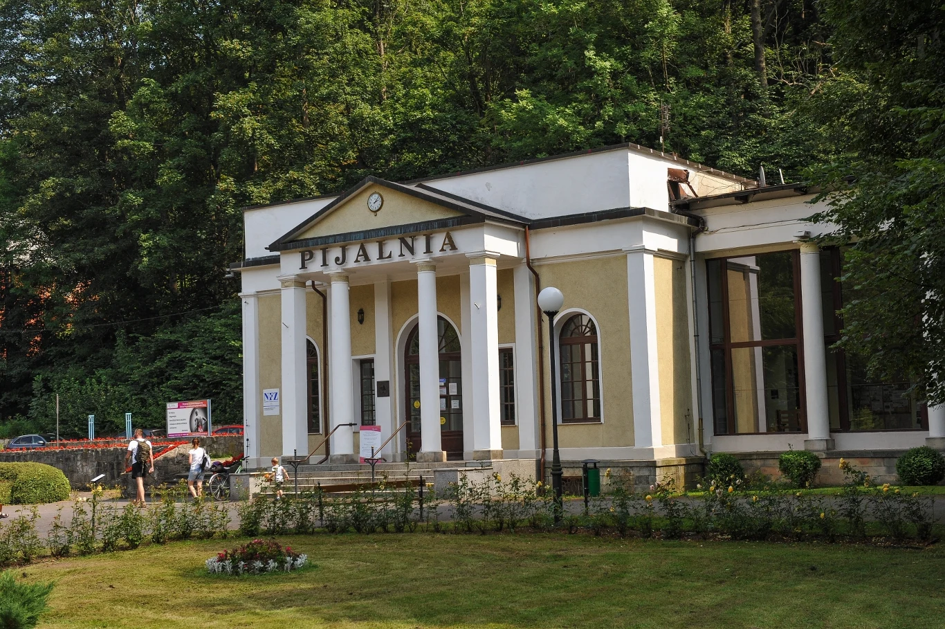 W Dusznikach-Zdroju na kuracjuszy czeka wyjątkowa Pijalnia Wód Mineralnych, obok której mieści się źródełko wody mineralnej "Pieniawa Chopina".