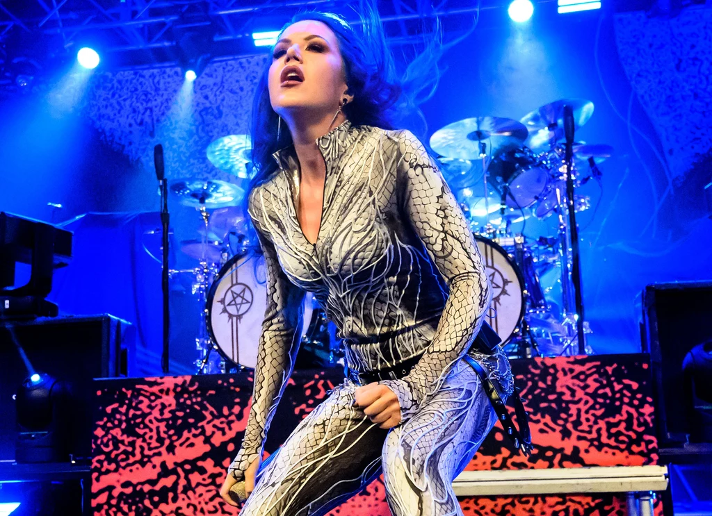 Alissa White-Gluz od 2014 r. stoi za mikrofonem w Arch Enemy