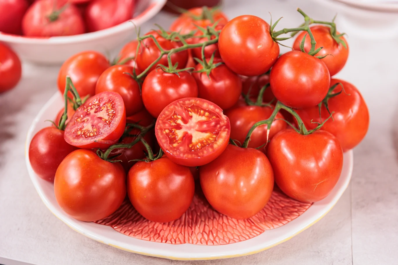 Jak przechowywać pomidory, żeby były dłużej świeże? Koniecznie należy pamiętać o kilku kwestiach. 