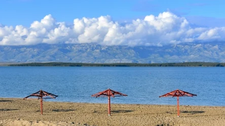 Ninska Laguna to przepiękna plaża piaszczysta z niesamowitym widokiem na góry