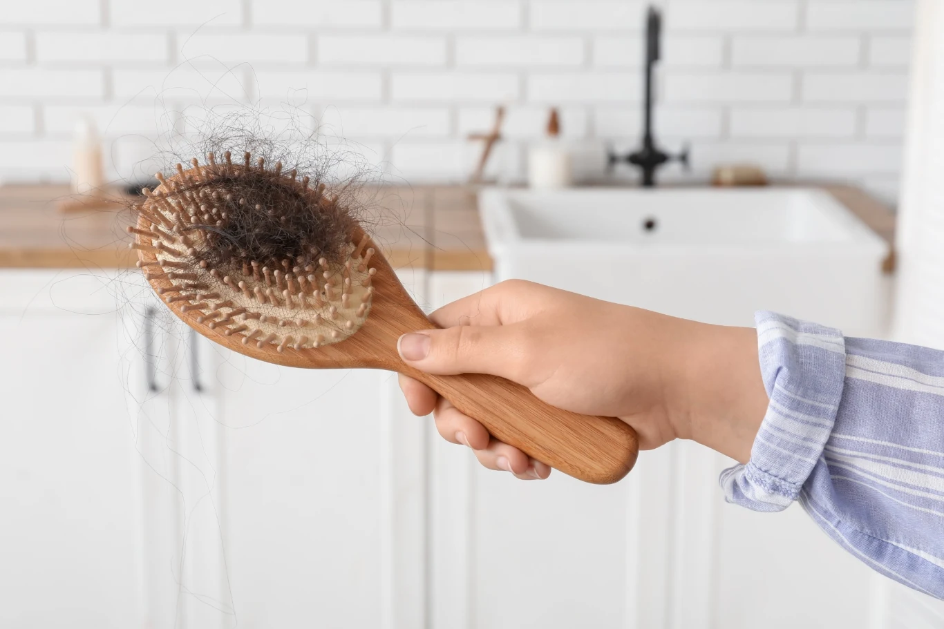 Odpowiednio dobrany szampon zmniejszy wypadanie włosów 