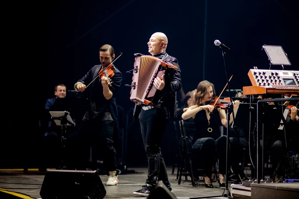 Marcin Wyrostek na scenie w katowickim Spodku