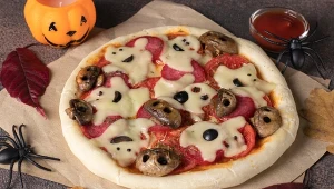 Halloweenowa pizza z pieczarkami. Strasznie smaczna i potwornie prosta do zrobienia
