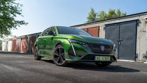 Peugeot E-308 ma "super kolor" i świetne fotele. Lepszy od "bliźniaka"?