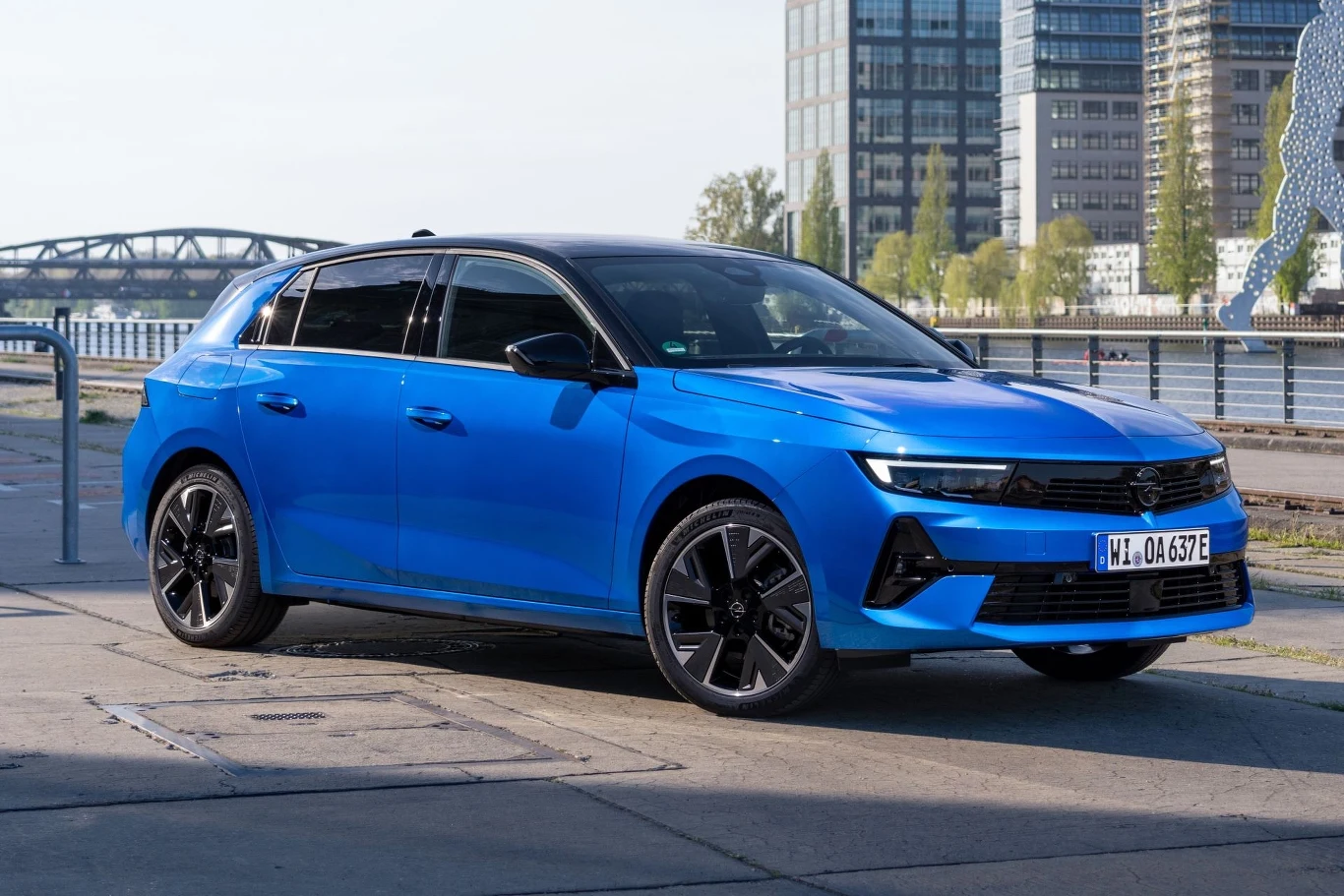 Opel Astra ma znacznie bardziej stonowany wygląd od Peugeota 308. Opel Astra ma znacznie bardziej stonowany wygląd od Peugeota 308.