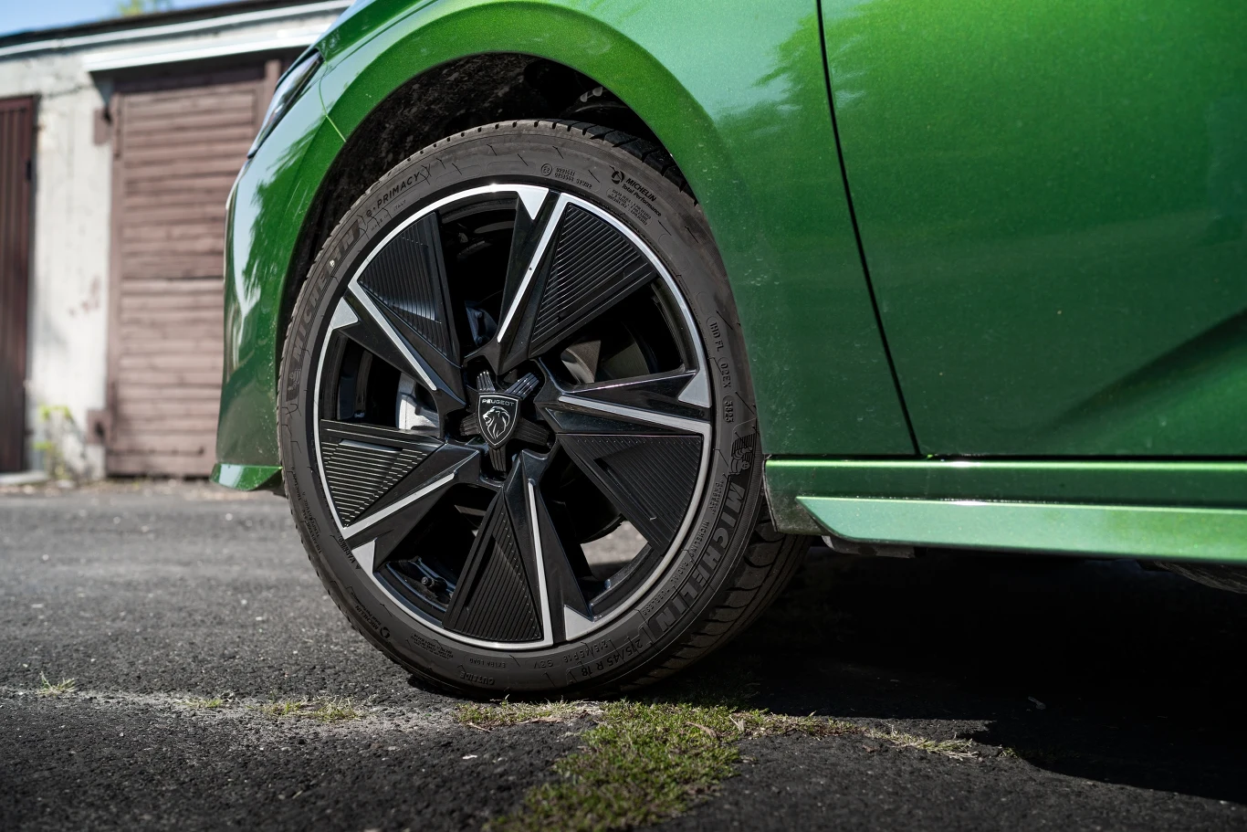 W standardzie Peugeot 308 oferowany jest z 16-calowymi felgami. Wersja elektryczna w podstawie oferuje felgi 18-calowe. W standardzie Peugeot 308 oferowany jest z 16-calowymi felgami. Wersja elektryczna w podstawie oferuje felgi 18-calowe.