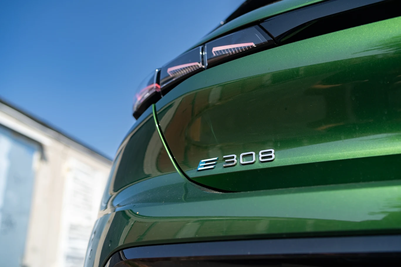 Podobnie jak w przypadku elektrycznej Astry, Peugeota 308 na prąd rozpoznamy po literze "E" na klapie bagażnika. Podobnie jak w przypadku elektrycznej Astry, Peugeota 308 na prąd rozpoznamy po literze "E" na klapie bagażnika.