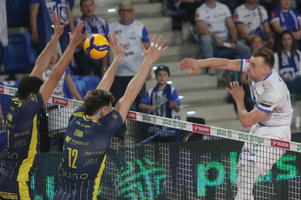 Atakuje Bartosz Filipiak ze Ślepska Malow Suwałki Atakuje Bartosz Filipiak ze Ślepska Malow Suwałki