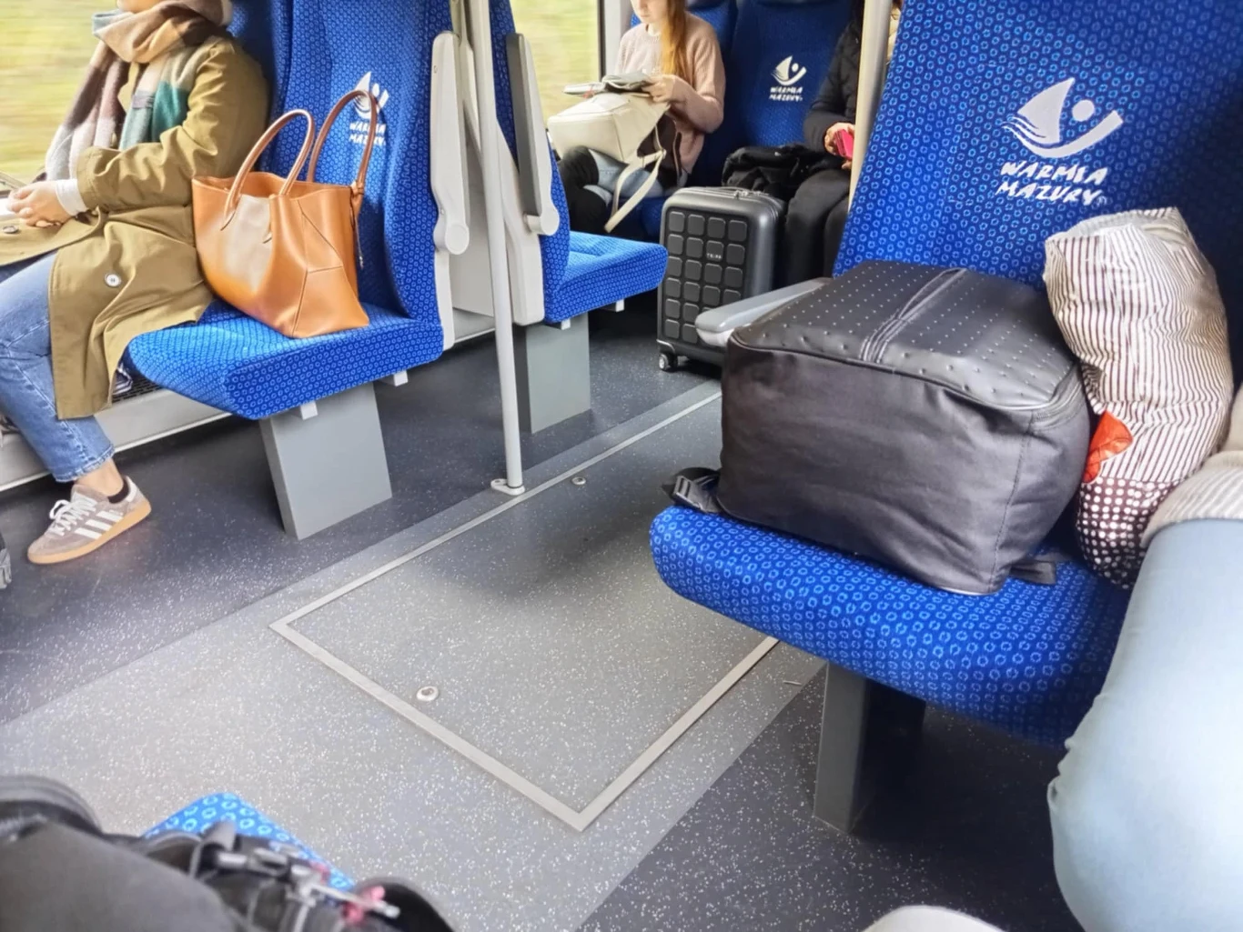 Pociągiem na mazurskie lotnisko jechało kilkanaście osób. Niemal wszyscy z bagażami Pociągiem na mazurskie lotnisko jechało kilkanaście osób. Niemal wszyscy z bagażami