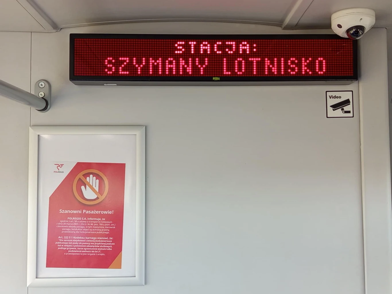 Lotnisko Olsztyn-Mazury ma dostęp do kolei dzięki przystankowi Szymany Lotnisko. Pociągi dojeżdżają tam raz w tygodniu Lotnisko Olsztyn-Mazury ma dostęp do kolei dzięki przystankowi Szymany Lotnisko. Pociągi dojeżdżają tam raz w tygodniu