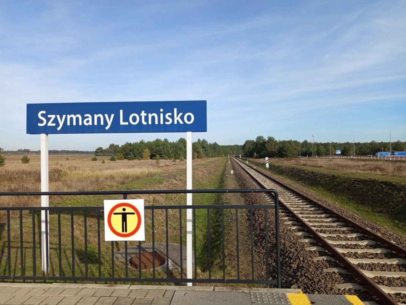 Jednotorowość linii nr 747, jak i okolicznych szlaków, jest uznawana za jedną z głównych przeszkód dla uruchamiania większej liczby pociągów na lotnisko Jednotorowość linii nr 747, jak i okolicznych szlaków, jest uznawana za jedną z głównych przeszkód dla uruchamiania większej liczby pociągów na lotnisko