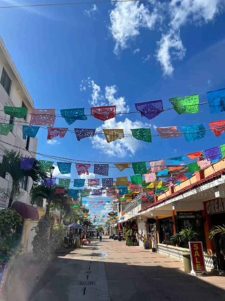 Flagi na obchody Día de los Muertos w Cozumel