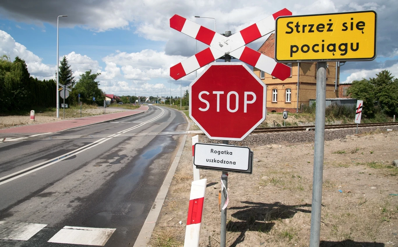 Znak STOP oraz znak B-32c "sygnalizacja uszkodzona" - kierowcy nie wiedzą, jak zachować się na ich widok Znak STOP oraz znak B-32c "sygnalizacja uszkodzona" - kierowcy nie wiedzą, jak zachować się na ich widok