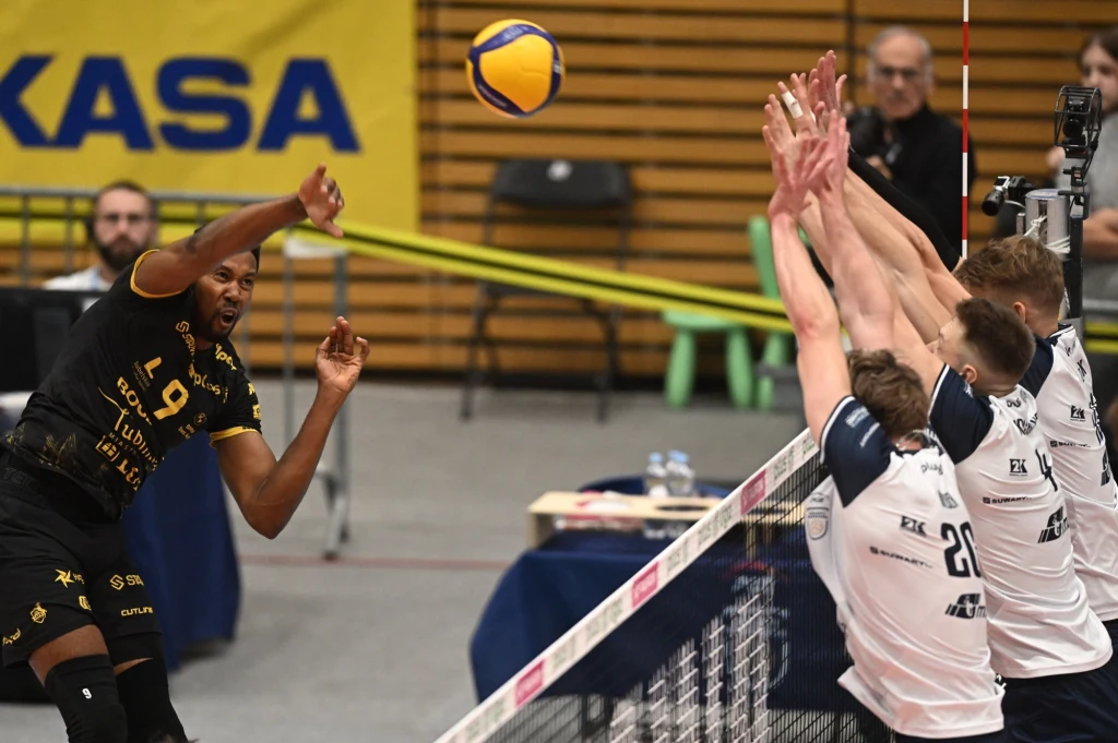 Wilfredo Leon w ataku w trakcie meczu z PGE Projektem Warszawa