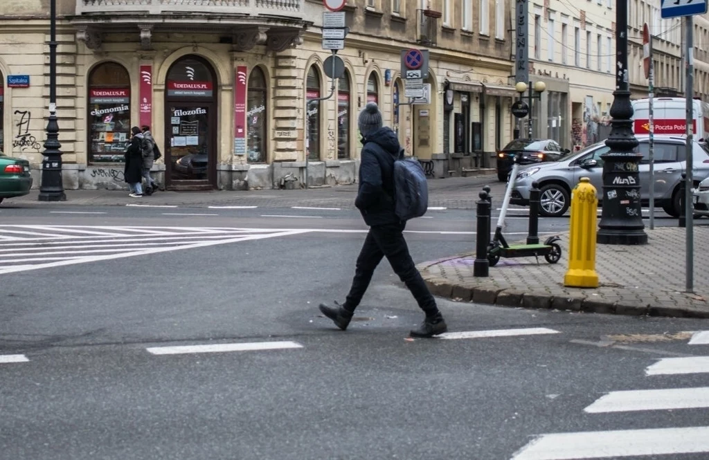 Czy pieszy przechodzący przez ulicę ma pierwszeństwo przed samochodem?