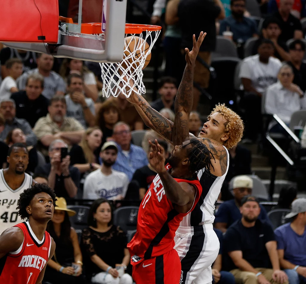 Jeremy Sochan w akcji na kosz Houston Rockets Jeremy Sochan w akcji na kosz Houston Rockets