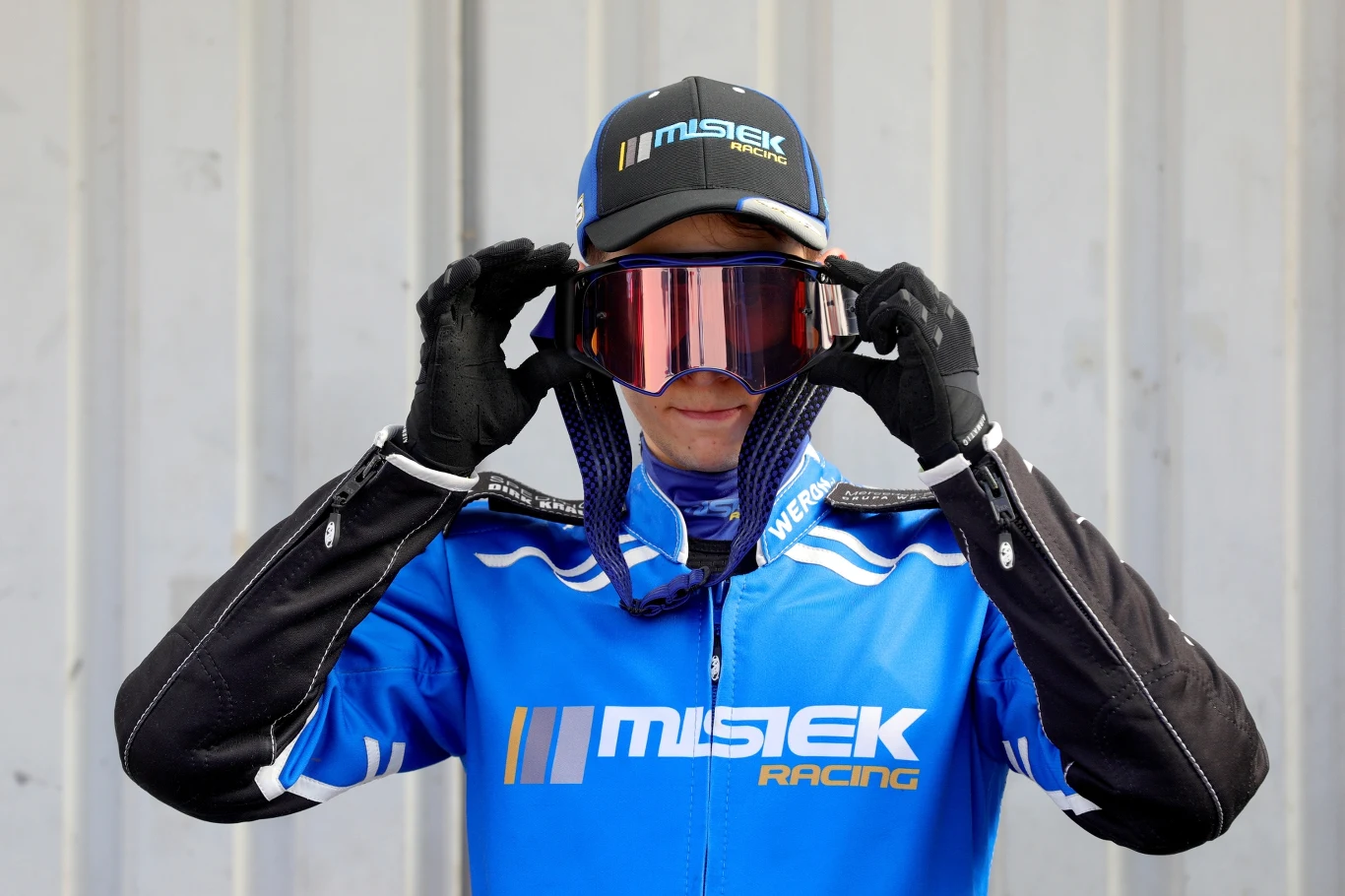 Jakub Miśkowiak sprawdza widoczność gogli.