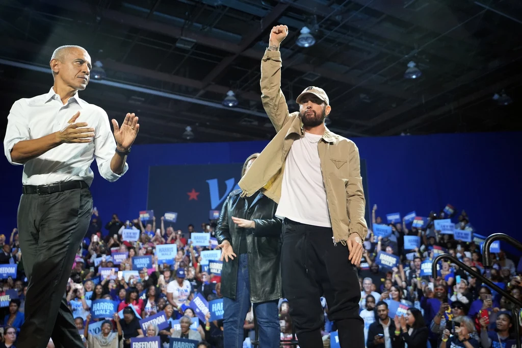 Kamalę Harris w wyborach prezydenckich w USA poparł także raper Eminem. Na zdjęciu razem z byłym prezydentem Barackiem Obamą podczas wiecu Kamalii Harris w Detroit Kamalę Harris w wyborach prezydenckich w USA poparł także raper Eminem. Na zdjęciu razem z byłym prezydentem Barackiem Obamą podczas wiecu Kamalii Harris w Detroit