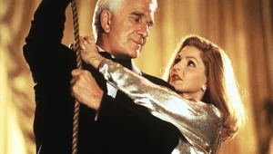 Leslie Nielsen i Priscilla Presley w filmie "Naga broń 33 1/3: Ostateczna zniewaga"
