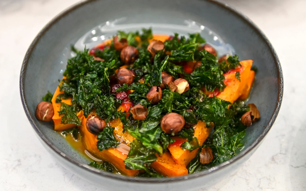 Pieczona dynia z orzechami i jarmużem