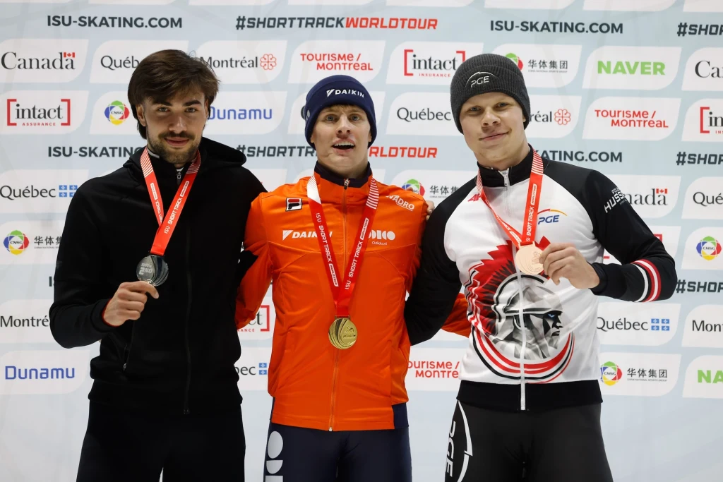 Michał Niewiński (pierwszy z prawej) z medalem World Touru