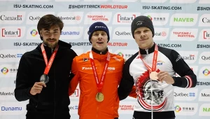 Michał Niewiński (pierwszy z prawej) z medalem World Touru