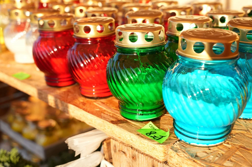 Ile kosztują znicze w Biedronce, a ile w Lidlu?