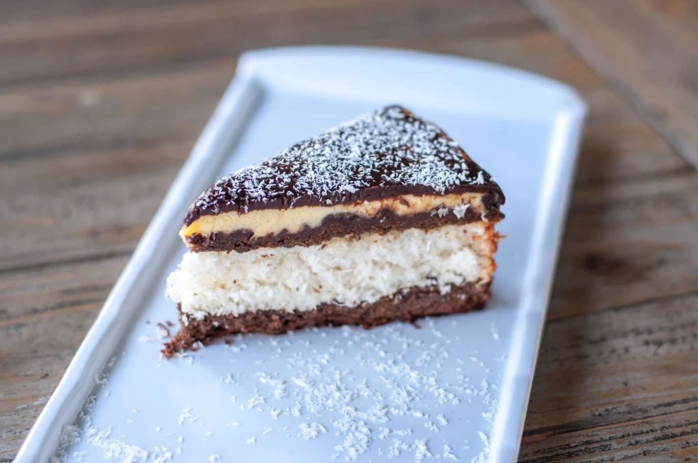 Ciasto Dziwaczek to połączenie kakaowego spodu, dwóch przepysznych kremów i polewy czekoladowej Ciasto Dziwaczek to połączenie kakaowego spodu, dwóch przepysznych kremów i polewy czekoladowej