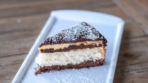 Ciasto Dziwaczek to połączenie kakaowego spodu, dwóch przepysznych kremów i polewy czekoladowej
