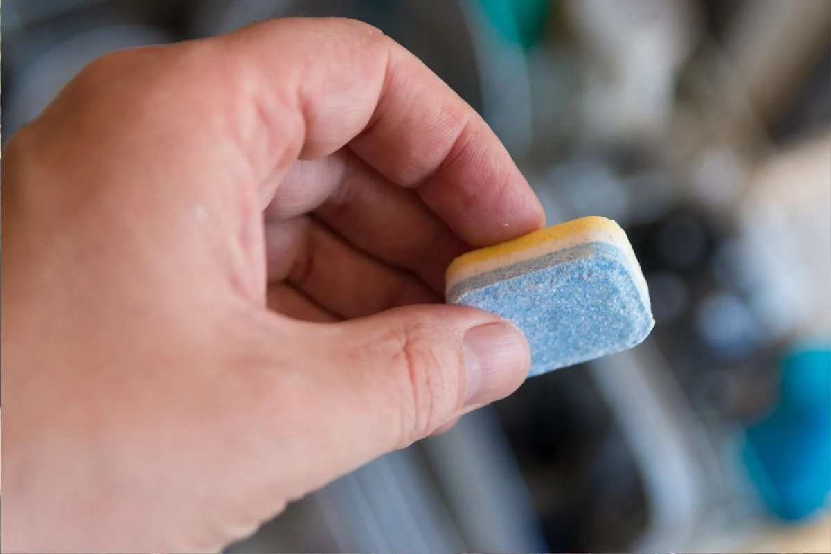 Tabletka do zmywarki świetnie czyści tłuste i przypalone zabrudzenia