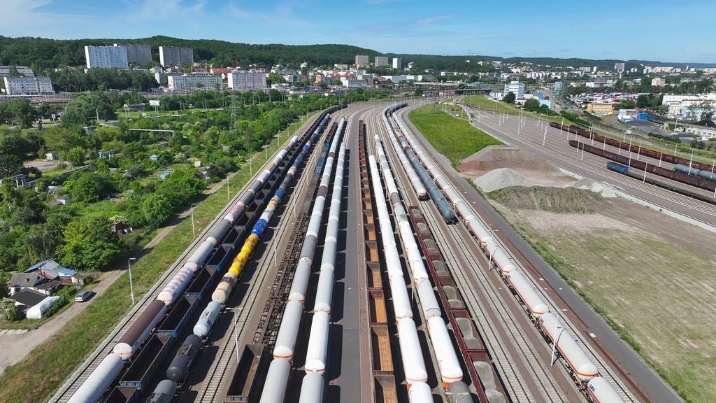 Pociągu towarowe na torach do portu w Gdyni