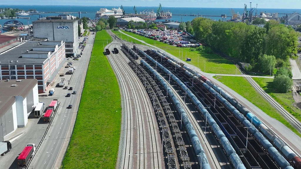 Pociągi towarowe na torach do nabrzeży portu w Gdyni