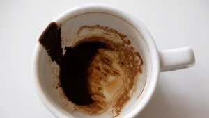 Zamiast wylewać, rozrzuć w ogrodzie. Szkodniki uciekną gdzie pieprz rośnie