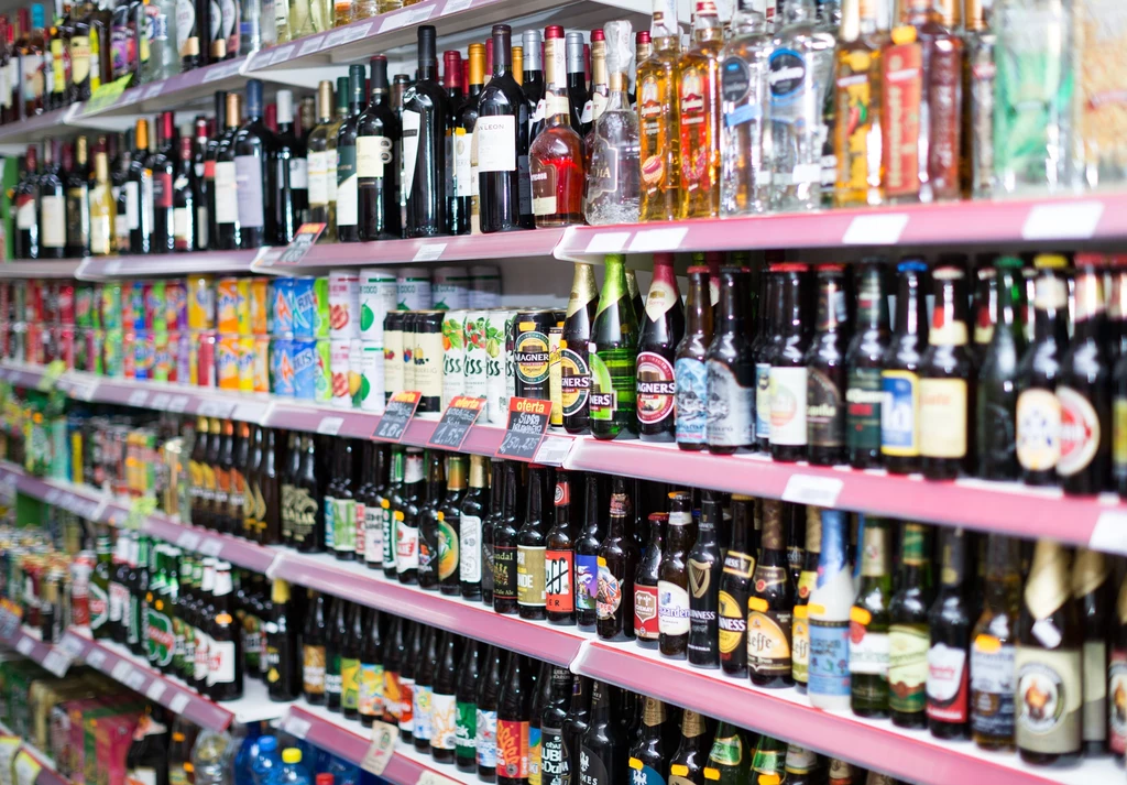 Sklepy omijają ograniczenia sprzedaży alkoholu