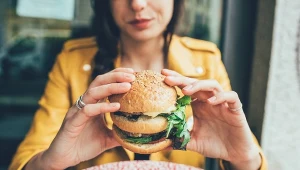Groźna bakteria była w cebuli i mięsie. Atakuje żołądek i pęcherz