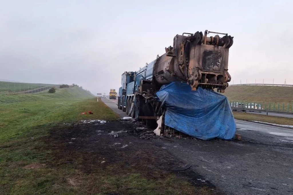 Na autostradzie A1 doszło do pożaru dźwigu ważącego ponad 100 ton. 