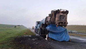 Na autostradzie A1 doszło do pożaru dźwigu ważącego ponad 100 ton. 