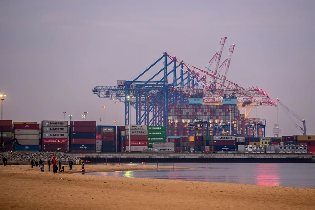 Statek Zhen Hua 36 z czterema zmontowanymi suwnicami nabrzeżowymi STS widoczny z plaży