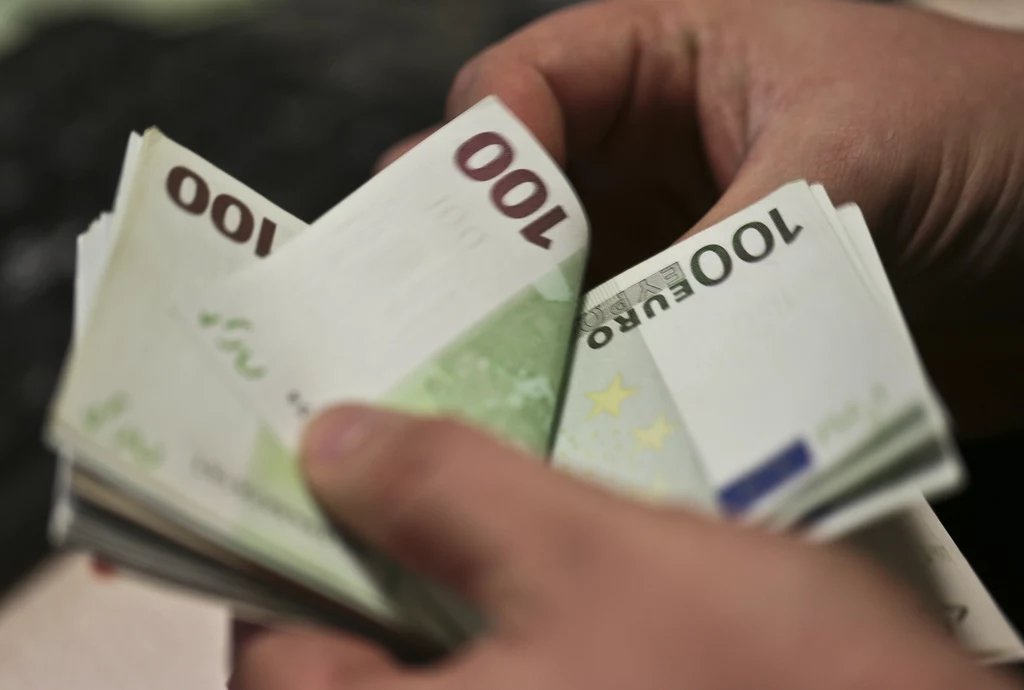 Kara za chodzenie w szpilkach po mieszkaniu wyniosła 10 tysięcy euro Liczenie pieniędzy - banknoty 100 euro