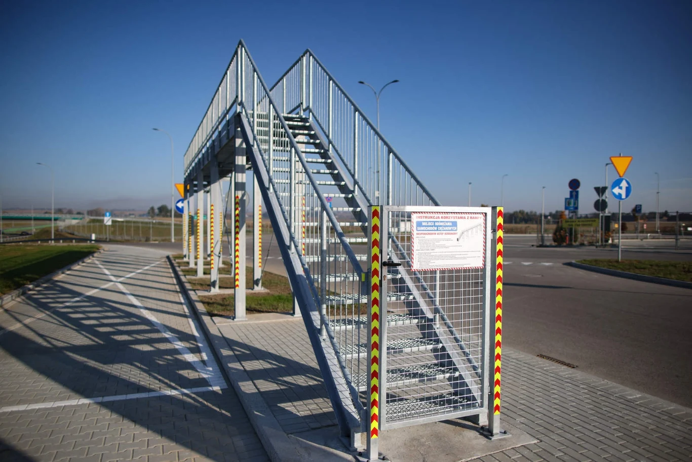 Najpopularniejszym rozwiązaniem ułatwiającym odśnieżanie samochodów ciężarowych są rampy